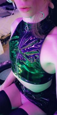 Sissy Femboy in Latex und Kragen