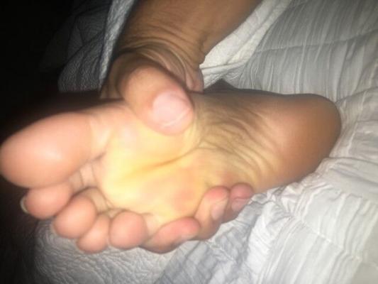 Dominando los pies de mi esposa