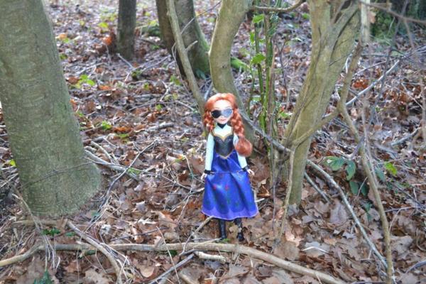 Anna gefesselt im Wald