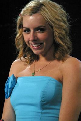 La cita de graduación de Lexi Belle se pone dura