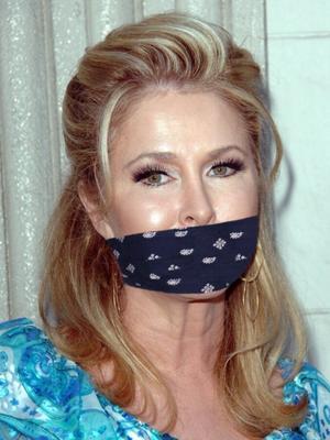 Kathy Hilton e Paris Hilton amordaçadas