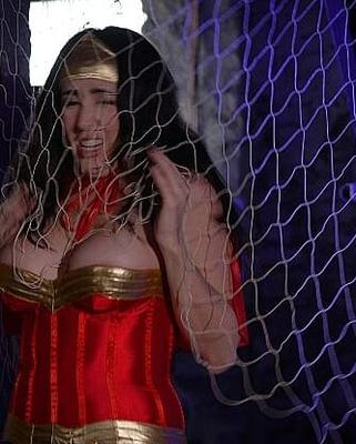 Batgirl- und Wonderwoman-Bondage