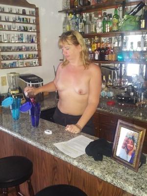 Barman em topless fica excêntrico