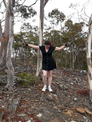 Femme australienne attachée et exposée dans un parc public