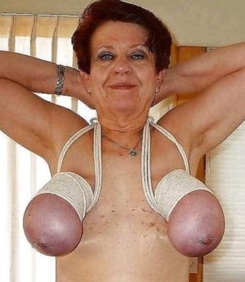 Brenda con tetas bondage