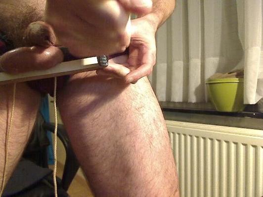 CBT - couilles pressées à plat - essai de castration alternative