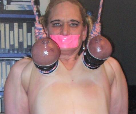 Mamie esclave bdsm pendue par ses seins flasques