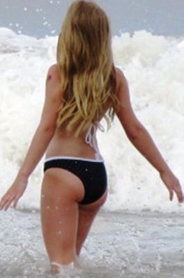 BELLE FILLE BLONDE SUR LA PLAGE TOPLESS