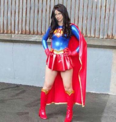 aj lee como super-heroína supergirl femdom