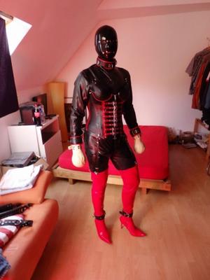 Spaß mit einem Latexsklaven