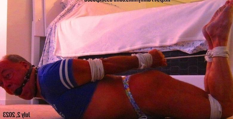 Hogtied e abandonado por um longo dia em cativeiro