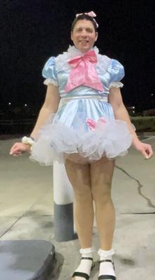 Sissy envoyée à la station-service dans une tenue de bébé Frilly Sissy