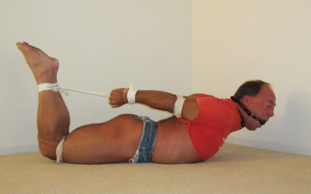 Hogtie Bondage Punition pour un Exhibitionniste