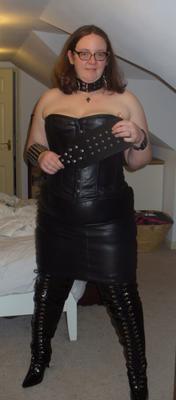 ¡BBW Leather Lady quiere tus tributos de semen!