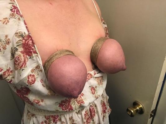 Tetas atadas afuera o en público