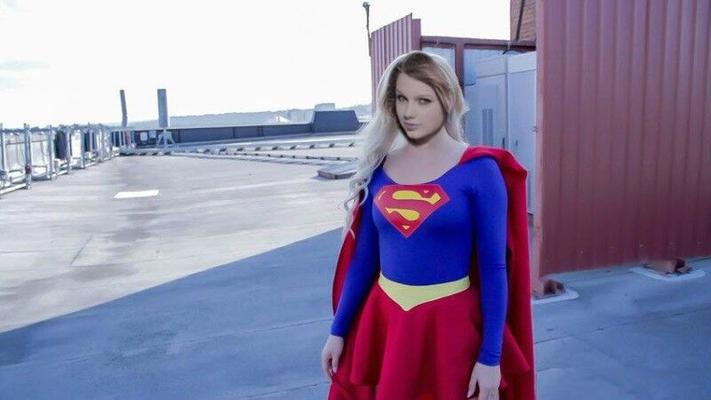 Taylor como supergirl perigo femdom