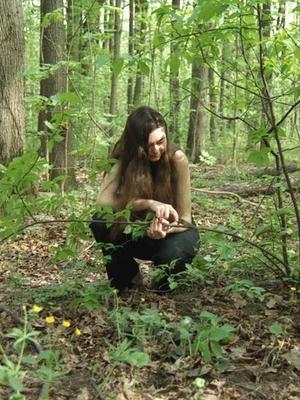 Senhora trocando de escravo na floresta