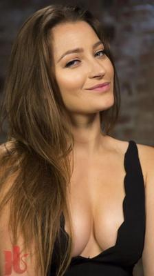 Галерея Kink Bondage Dani Daniels подчиняется в жестоком бондаже