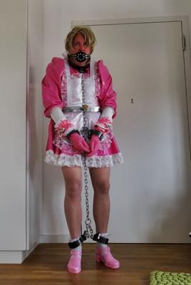 Sissy Maid con pañales en castidad permanente