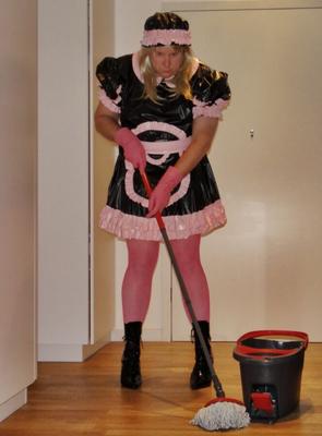 Sissy Maid limpiando el piso