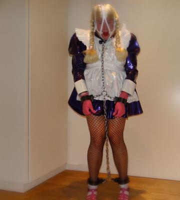 Gedemütigte, geknebelte und gefesselte Sissy Maid