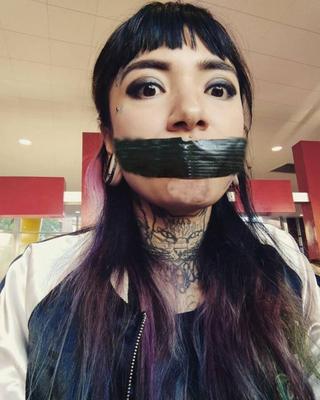 Veronica Duque simule le bondage