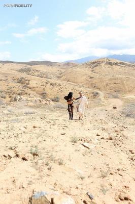 Arrastrado por el desierto por una niña sin nombre