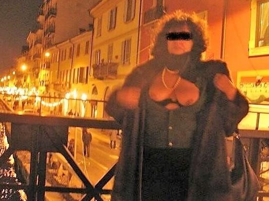 Granny SlaveWife exhibe ses piercings et s'étire le cul