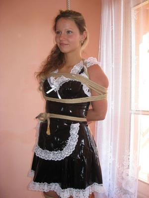 Ingred - Femme de ménage punie en peep toes et robe en latex