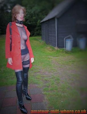 Chantal, femme fétichiste, pute à collier, en bottes en latex