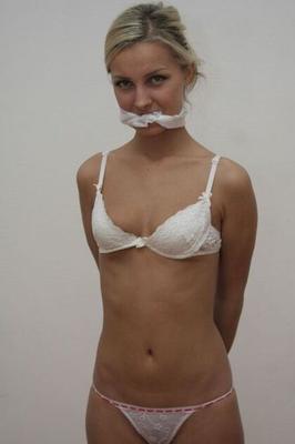 Jeune femme attachée en lingerie blanche