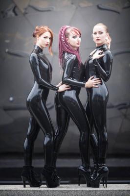 Los catsuits de látex son divinos