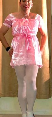 Robe Sissy efféminée en satin portant une pensée