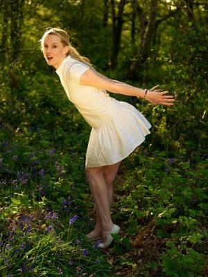 Weißes Kleid im Wald