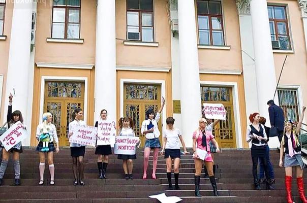 FEMEN Street Art Performance – böse Mädchen müssen bestraft werden