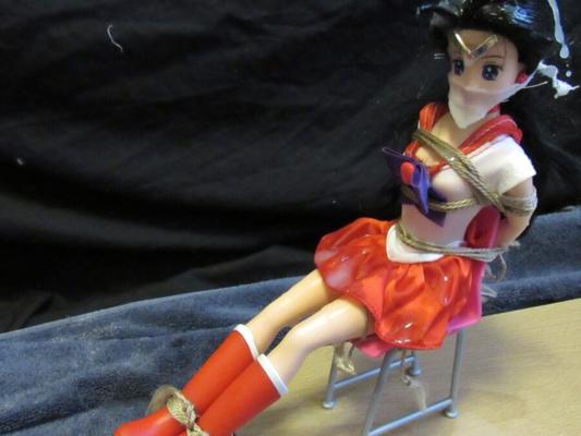 Sailor Mars e líder de torcida Barbie amarradas