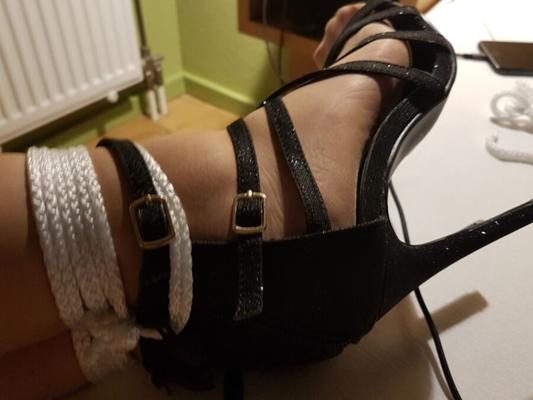 Talons hauts dans des gros plans de bondage