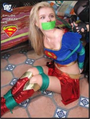 Chloe como super-heroína supergirl em cativeiro