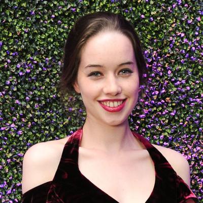 Anna Popplewell recebe tratamento duro