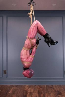 Reflektierendes Verlangen Latex-Bondage 3