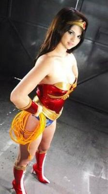 Selena Gomez als Superheldin Wonder Woman-Bondage