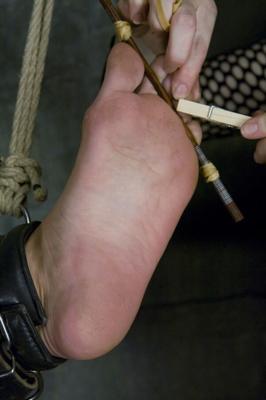 Bondage des pieds d'une MILF mature