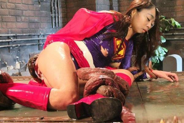 Fälschungen von Filipinafucktoy als Supergirl-Bondage-Tentakel-Domina