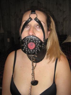 bondage gag salope gros seins seins flasques