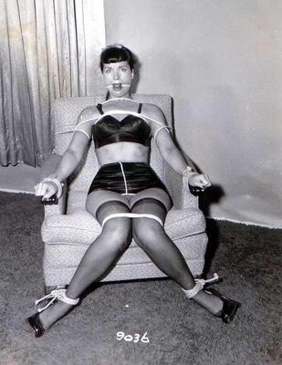 Plus de modèles de bondage passés-Bettie Page