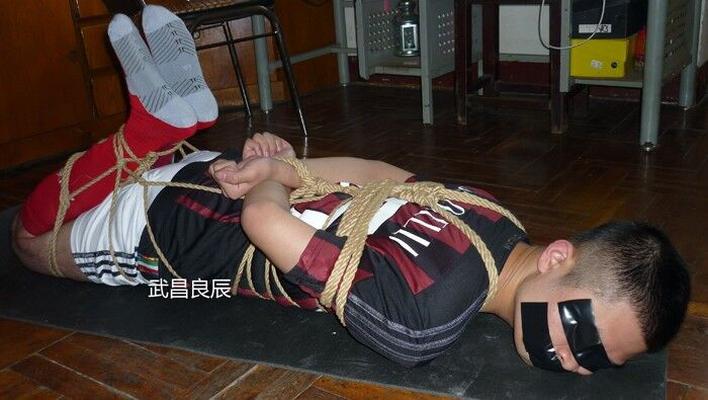 BDSM-Bondage eines asiatischen SubGay