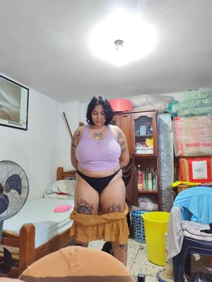 Coño latino gordo y peludo expuesto a todos